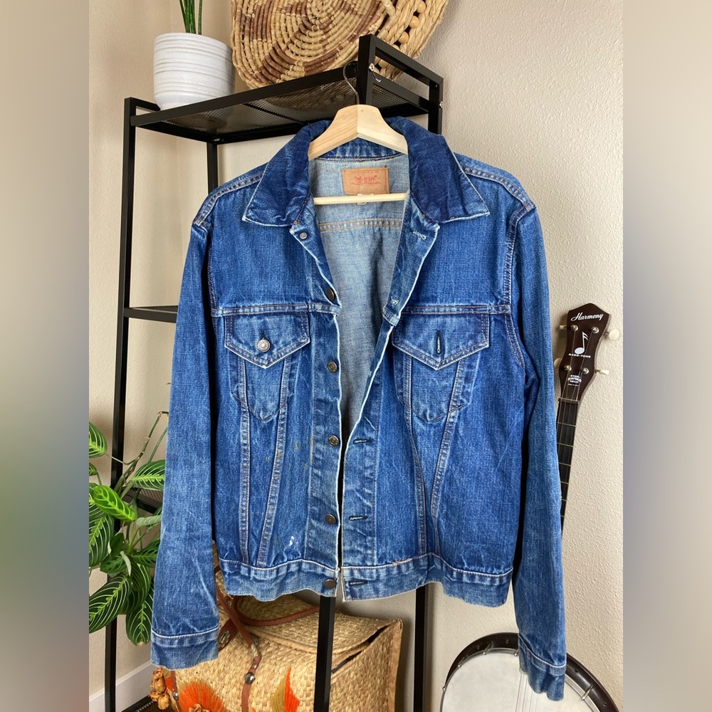 LEVIS denim jacket. Size L/XL distressed